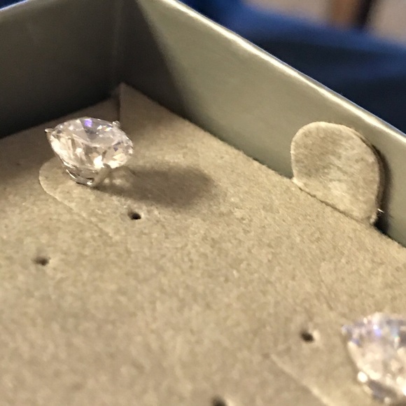 🙀Nadri ~3 CT stud earrings - Picture 3 of 5